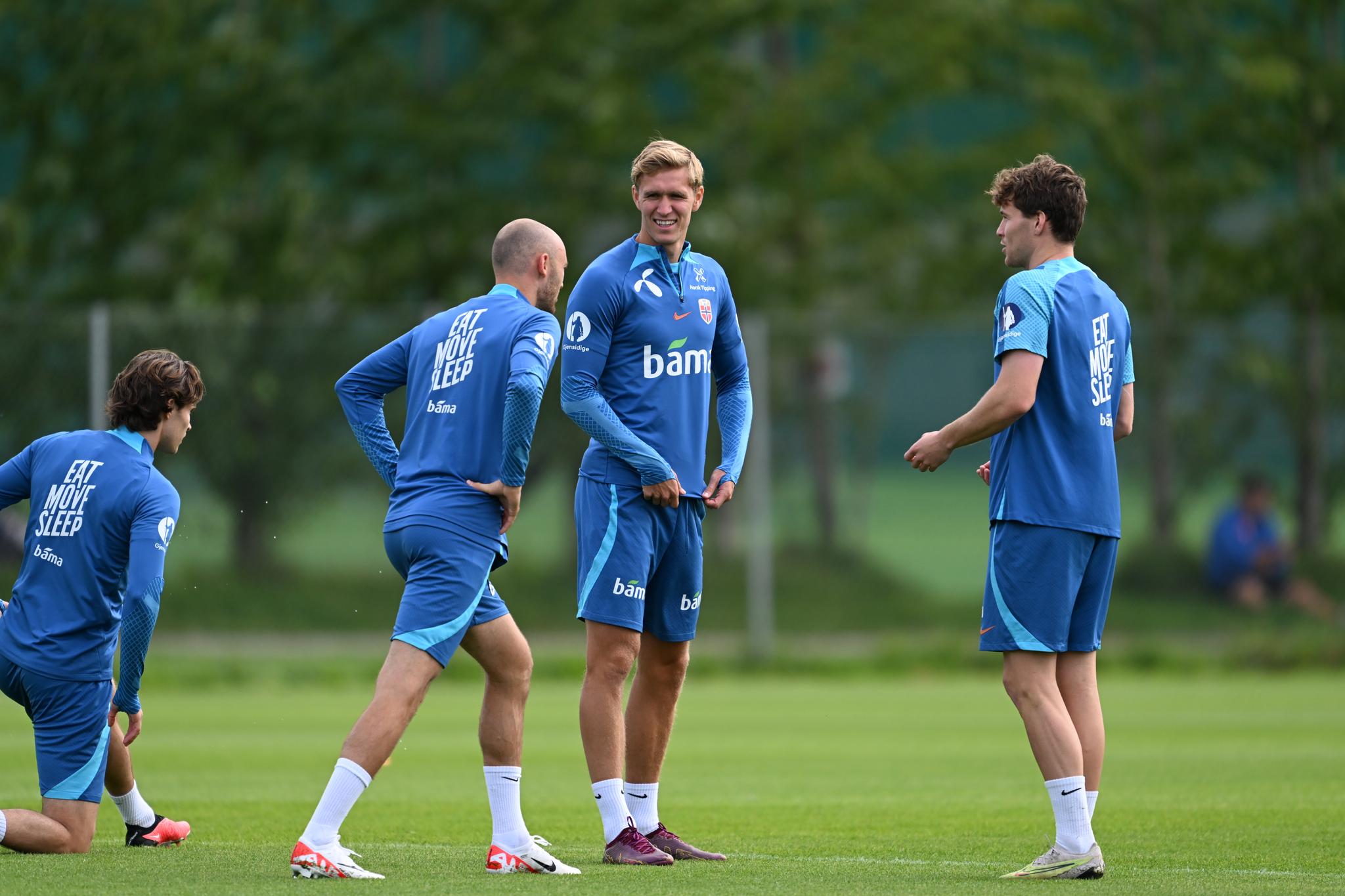 Ola Solbakken révèle les détails du prêt : projet de retour à Rome 10 SUR LE TERRAIN : Ola Solbakken en conversation avec Fredrik Aursnes (télé) et Emil Breivik (th).