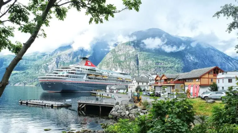 Comment organiser la meilleure croisière dans les Fjords norvégiens ? 42 Bateau de croisière à Eidfjord. Photo : Dignity100 / Shutterstock.com.