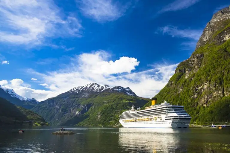 Comment organiser la meilleure croisière dans les Fjords norvégiens ? 40 Navire de croisière dans les fjords norvégiens à l'ancre à Geiranger, Norvège.