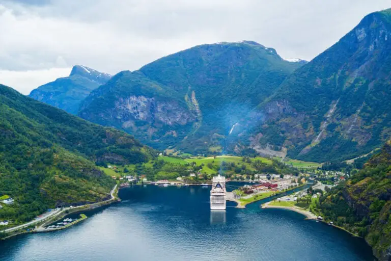 Comment organiser la meilleure croisière dans les Fjords norvégiens ? 44 Flåm, en Norvège, avec un bateau de croisière à quai.