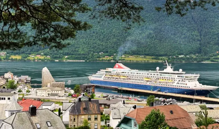 Comment organiser la meilleure croisière dans les Fjords norvégiens ? 52 Navire de croisière Balmoral à Åndalsnes.