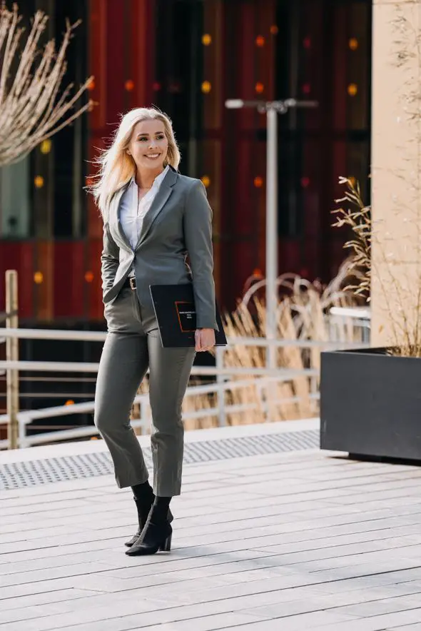 Garanties PrivatMegleren : Pas de vente, pas de paiement 9 GARANTIE DE VENTES : Mona Larsen, agent immobilier et associée de PrivatMegleren Syd à Fana, vous offre une garantie de vente lorsque vous vendez une maison. Vous ne payez rien si la maison n'est pas vendue.