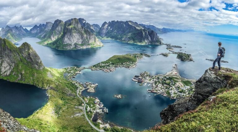 25 choses à faire aux Lofoten, Norvège 56 Randonneur regardant les montagnes des Lofoten.