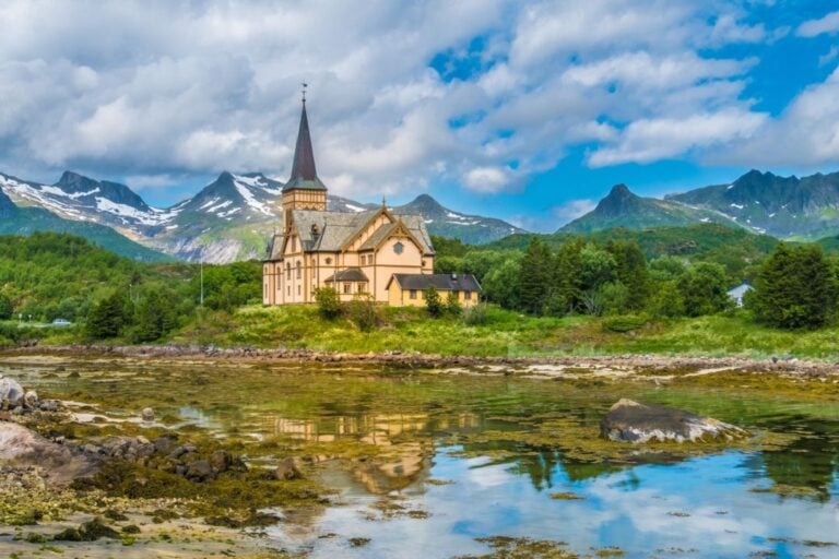 25 choses à faire aux Lofoten, Norvège 60 L'église de Vågan, également connue sous le nom de cathédrale des Lofoten.