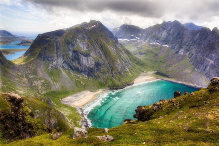 25 choses à faire aux Lofoten, Norvège 66 Plage de Kvalvika aux Lofoten vue depuis le sentier Ryten.