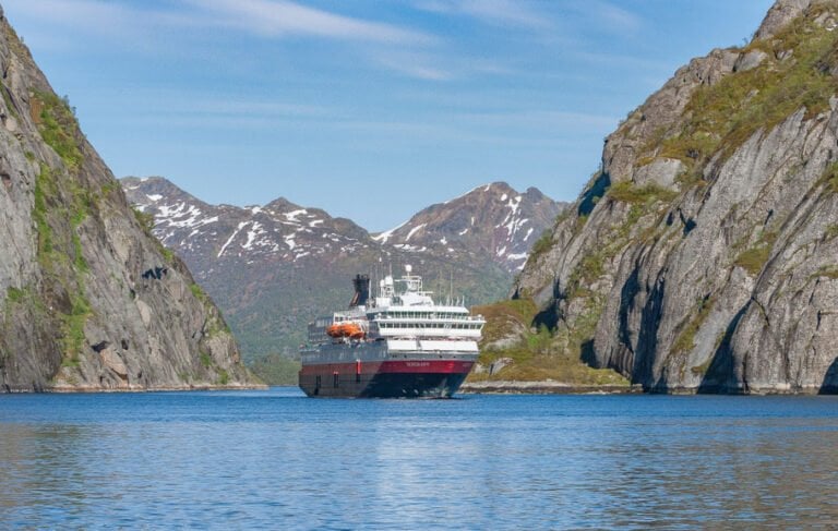 25 choses à faire aux Lofoten, Norvège 74 Le navire Hurtigruten entre dans le Trollfjord.