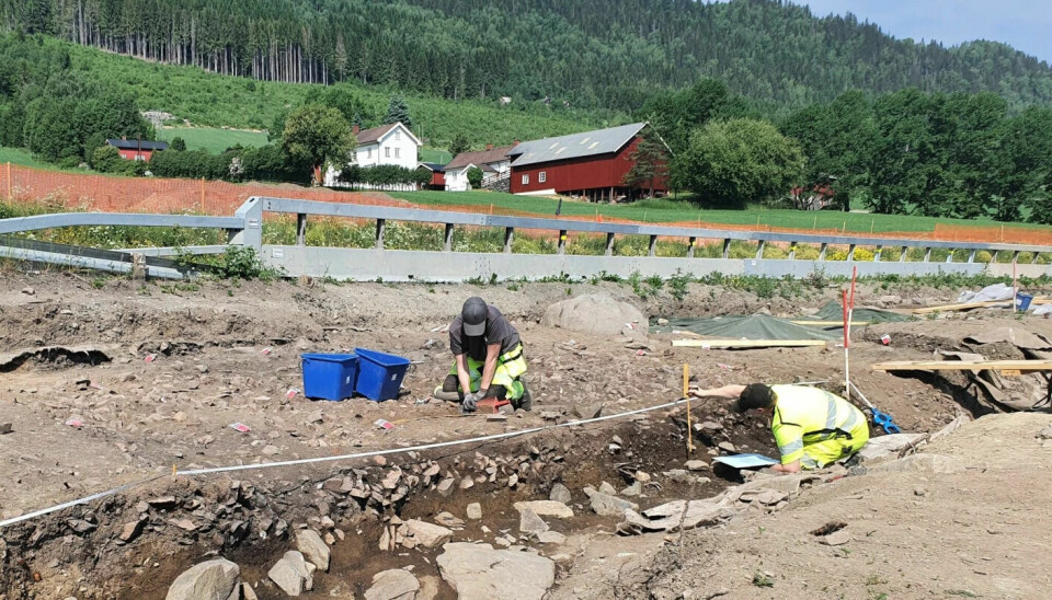Les archéologues sont occupés à creuser jusqu'au temple. Les archéologues s'affairent à creuser jusqu'au temple.