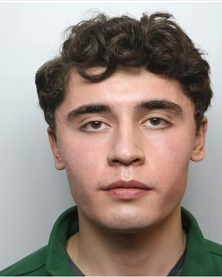 La police recherche un fugitif vêtu d'un uniforme de chef à carreaux rouges. C’est ainsi que le soldat accusé de terrorisme a réussi à s’échapper d’une prison londonienne. - 16