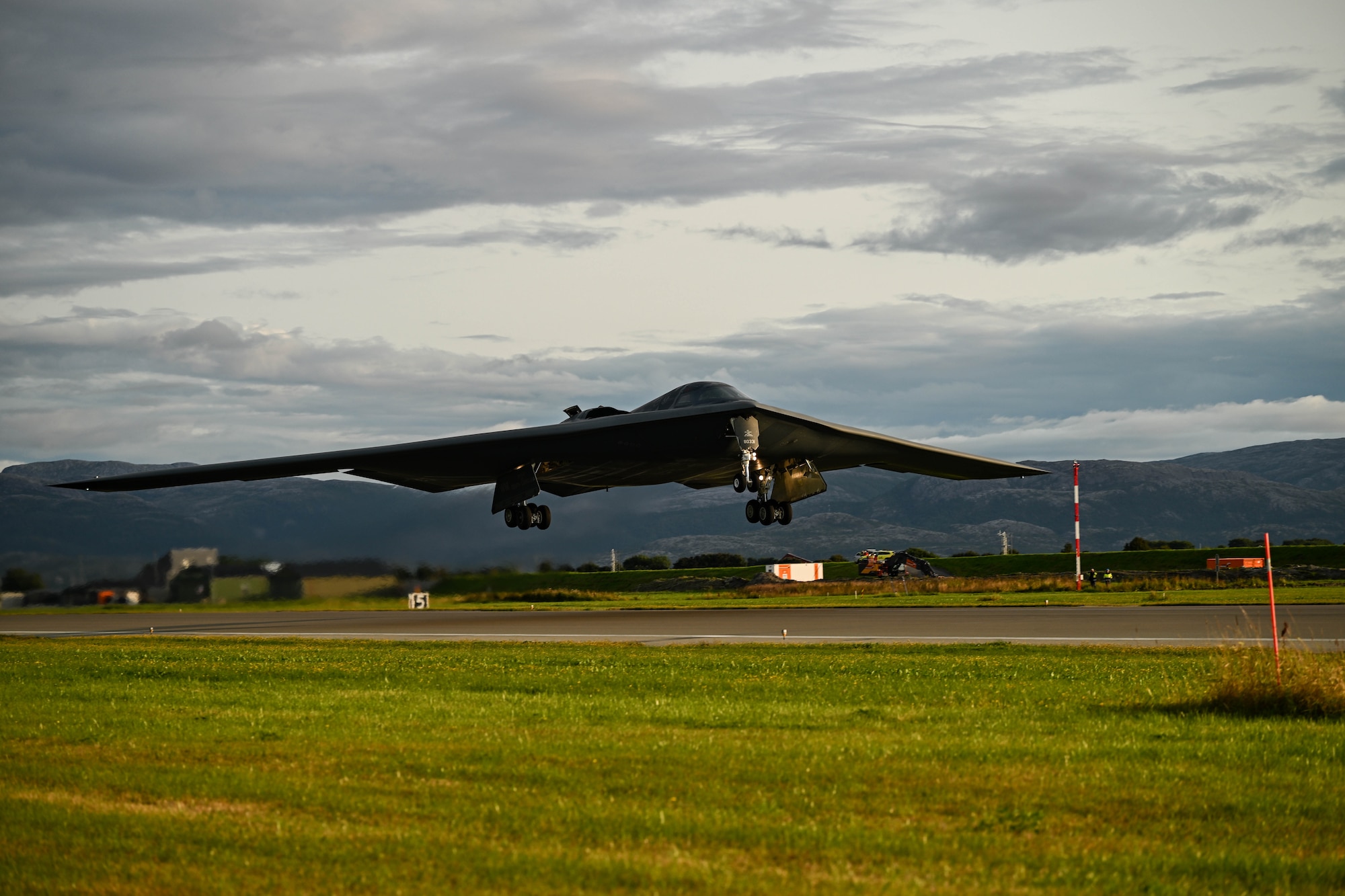 Le B-2 Spirit effectue un ravitaillement historique en fosse chaude en Norvège > U.S. Air Forces in Europe & Air Forces Africa > Affichage de l'article - 3