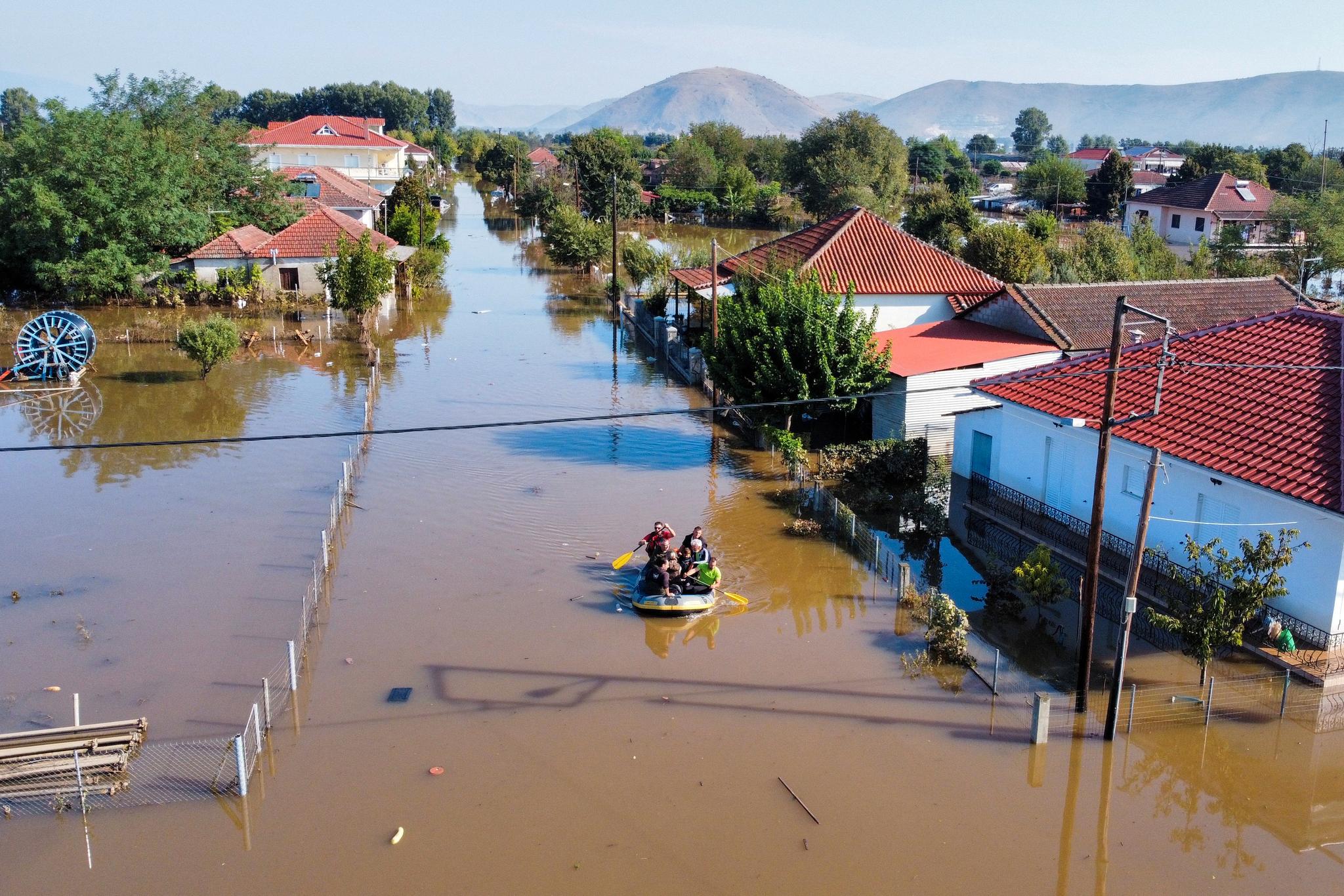 Six morts et d'énormes dégâts après des pluies torrentielles en Grèce 8 Six morts et d'énormes dégâts après des pluies torrentielles en Grèce - 7