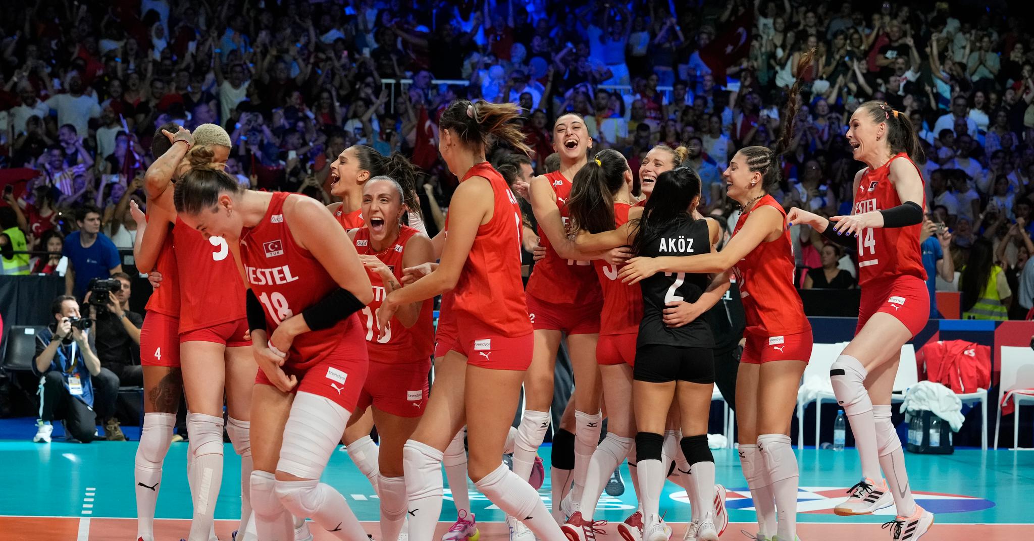 La fièvre du volley-ball fait rage en Turquie. Mais tout le monde n’encourage pas l’équipe féminine. 4 La fièvre du volley-ball fait rage en Turquie. Mais tout le monde n’encourage pas l’équipe féminine. - 3