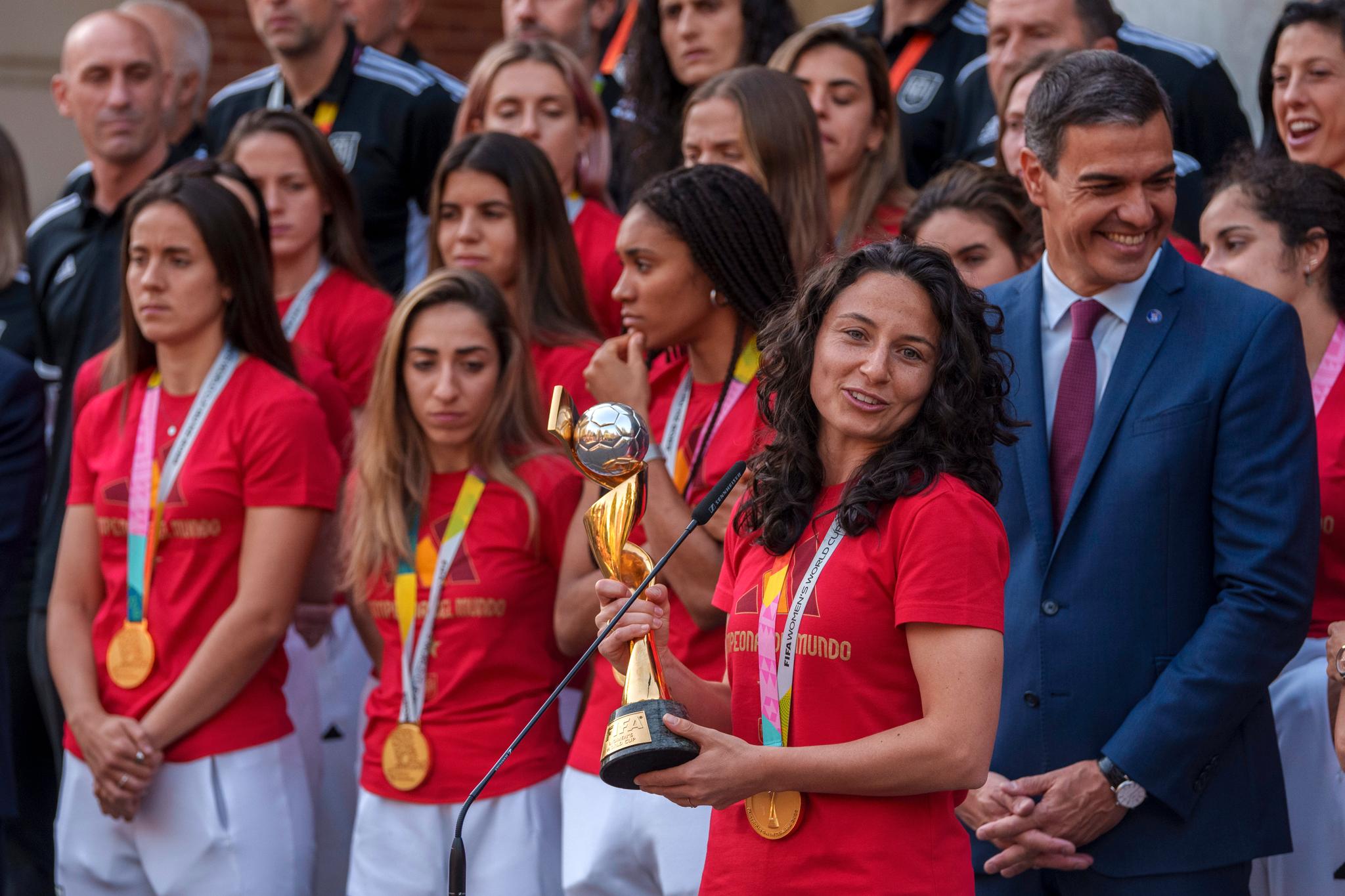 Erreur de célébrité commise par le gouvernement espagnol : le capitaine de la Coupe du monde confondu avec la sœur d'un joueur vedette 4 Erreur de célébrité commise par le gouvernement espagnol : le capitaine de la Coupe du monde confondu avec la sœur d'un joueur vedette - 3