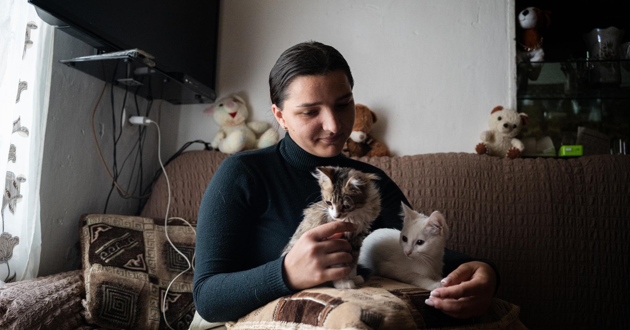 Lorsqu'ils ont perdu la guerre, Elina (18 ans) s'est retrouvée prise dans un piège mortel 8 Lorsqu'ils ont perdu la guerre, Elina (18 ans) s'est retrouvée prise dans un piège mortel - 7
