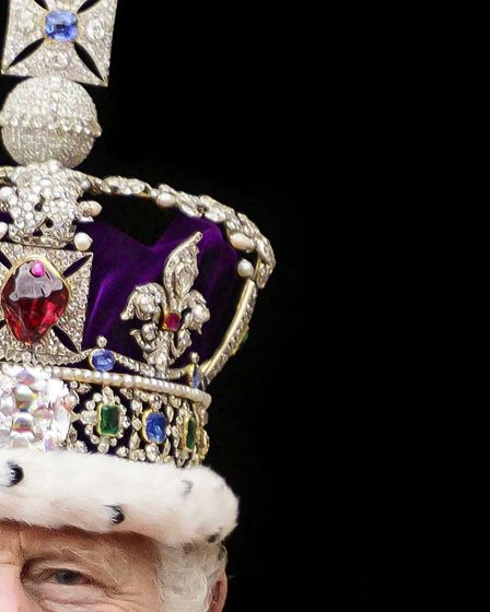 Lors du couronnement, le roi changea de couronne. Pourquoi? - 1