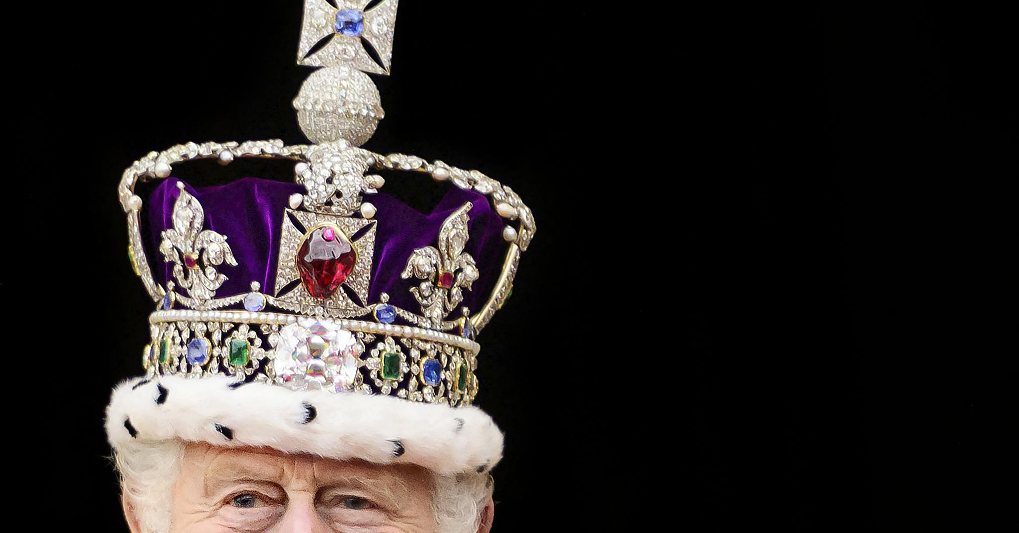 Lors du couronnement, le roi changea de couronne. Pourquoi? 4 Lors du couronnement, le roi changea de couronne. Pourquoi? - 3
