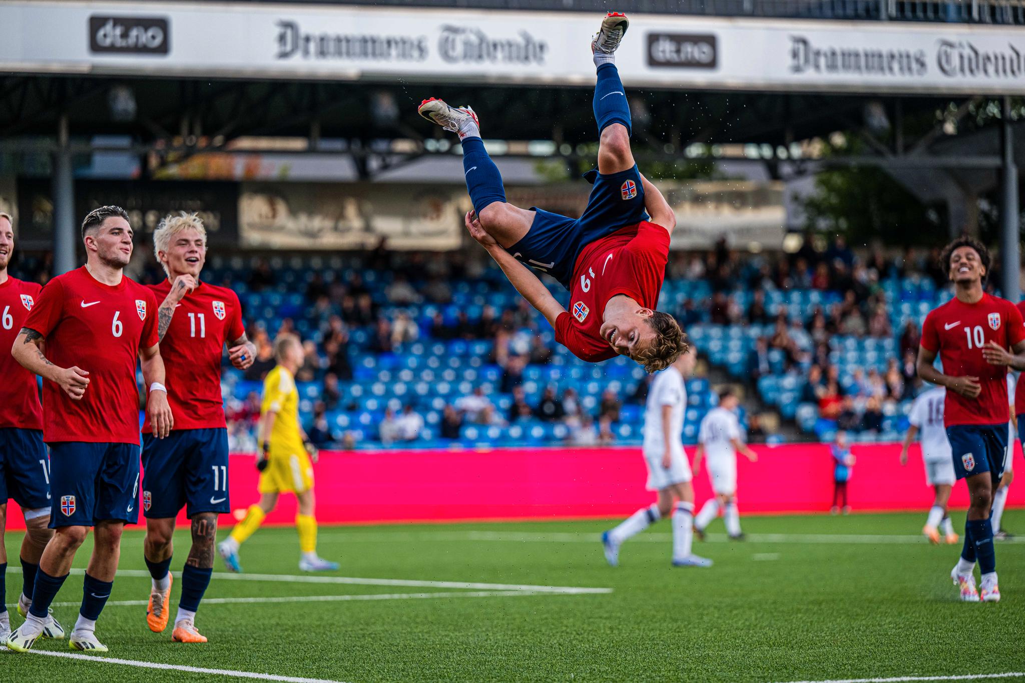Tour du chapeau d'Arnstad alors que la Norvège continue de célébrer son but 8 Tour du chapeau d'Arnstad alors que la Norvège continue de célébrer son but - 7