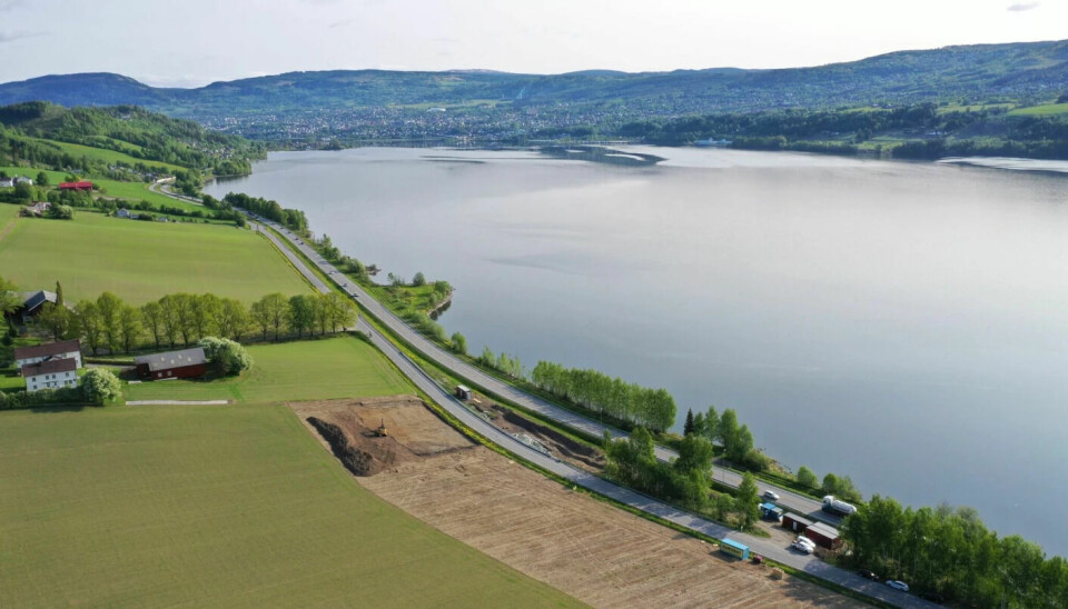 Vue aérienne du site de fouilles capturée par un drone. Le temple était situé entre l'actuelle autoroute E6 et la route départementale. Vue aérienne du site de fouilles capturée par un drone. Le temple était situé entre l'actuelle autoroute E6 et la route départementale.
