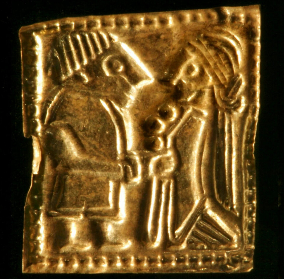 Voici comment l'élite pouvait s'habiller à l'époque mérovingienne en Norvège, qui s'étend de 550 à l'âge des Vikings. Cette figurine en feuille d'or ne mesure probablement pas plus de 1 cm. Voici comment l'élite pouvait s'habiller à l'époque mérovingienne en Norvège, considérée comme allant de 550 à l'âge des Vikings. Cette figurine en feuille d'or ne mesure probablement pas plus de 1 cm.