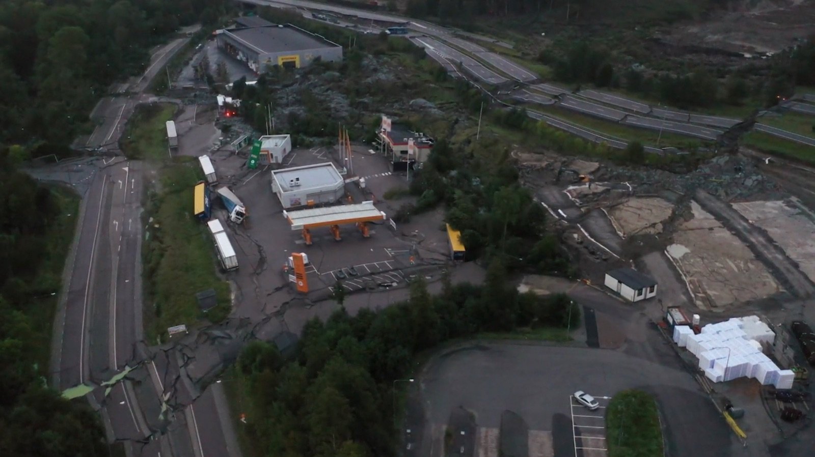 Un glissement de terrain détruit l'autoroute E6 reliant la Suède et la Norvège 10 Un glissement de terrain détruit l'autoroute E6 reliant la Suède et la Norvège - 9