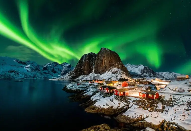 Lofoten en hiver avec des aurores boréales au-dessus.