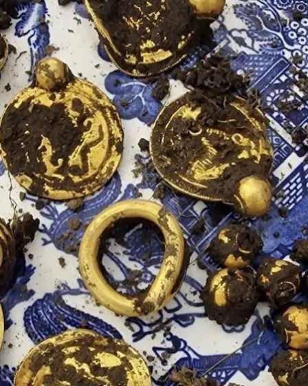 La découverte d'or du siècle" : Un détecteur de métaux norvégien découvre une énorme cachette de bijoux - 8
