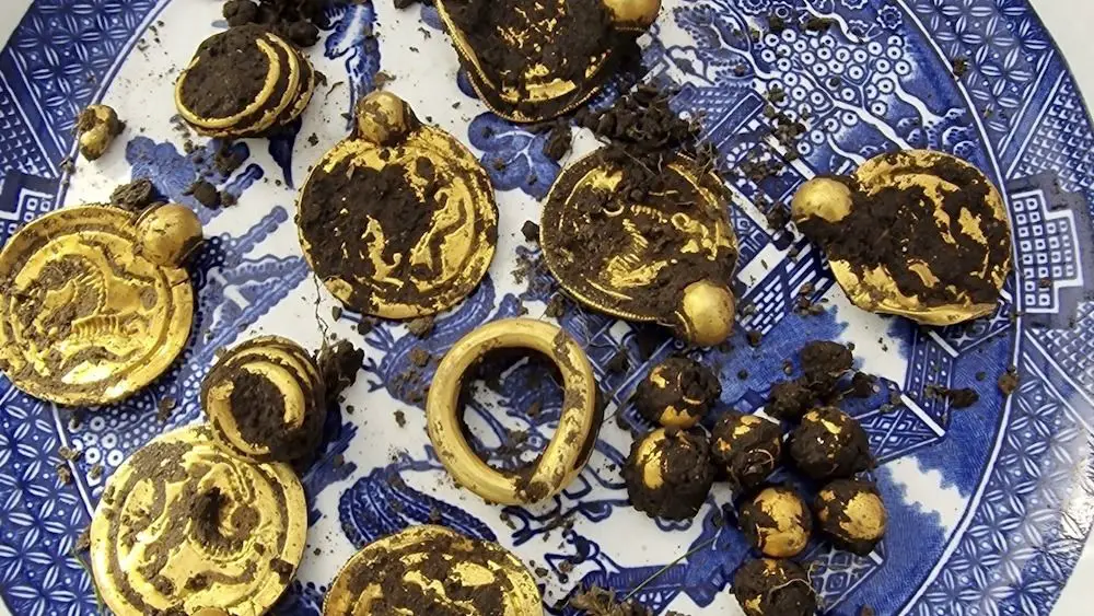 La découverte d'or du siècle" : Un détecteur de métaux norvégien découvre une énorme cachette de bijoux 4 La découverte d'or du siècle" : Un détecteur de métaux norvégien découvre une énorme cachette de bijoux - 3