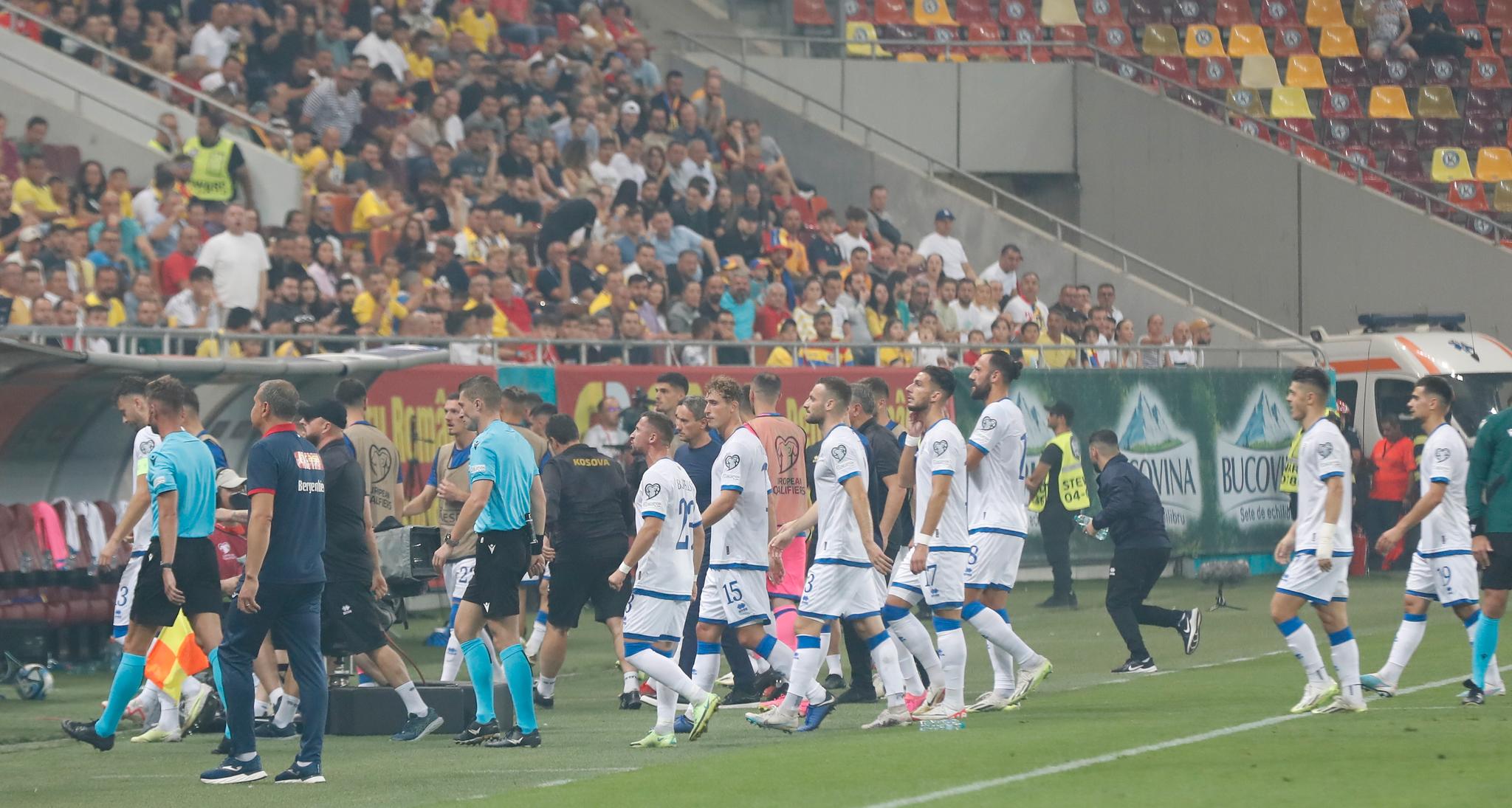 Le match entre la Roumanie et le Kosovo a été arrêté après une dispute dans les tribunes 4 Le match entre la Roumanie et le Kosovo a été arrêté après une dispute dans les tribunes - 3