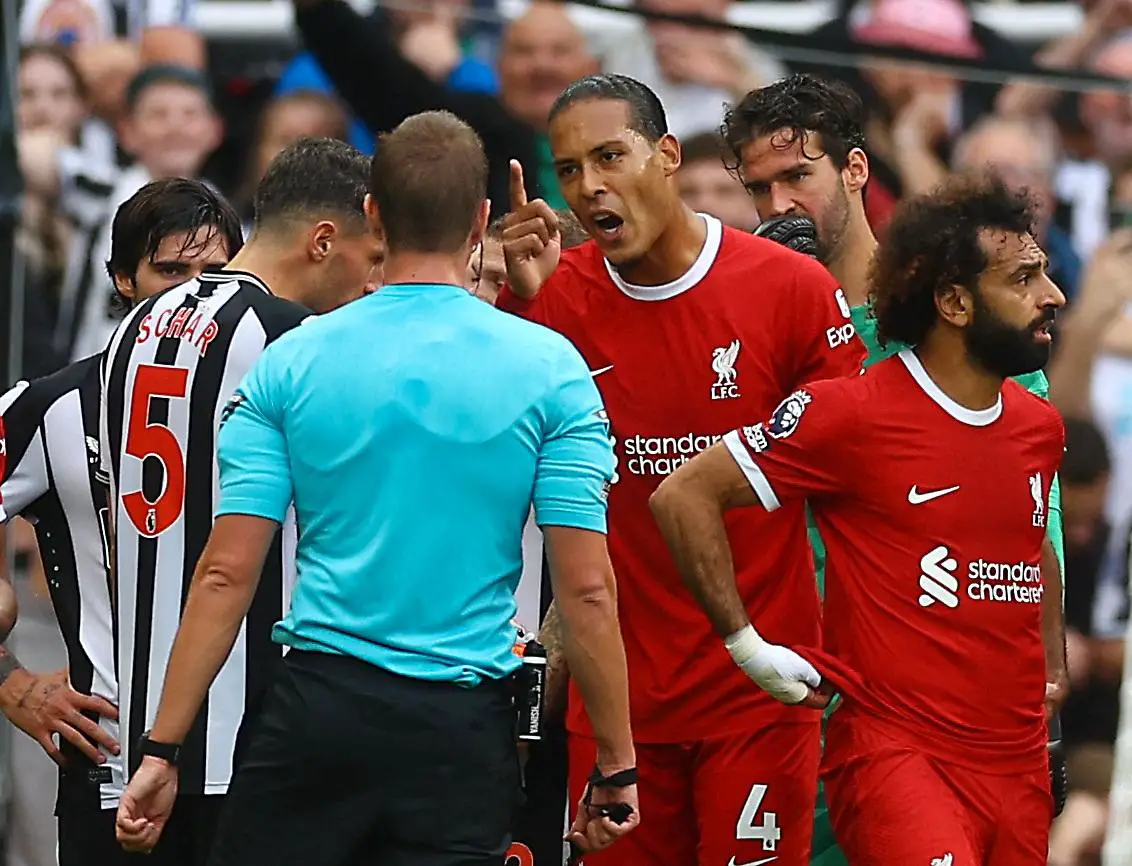 Van Dijk a été suspendu pour deux matchs après l'expulsion contre Newcastle 4 Van Dijk a été suspendu pour deux matchs après l'expulsion contre Newcastle - 3
