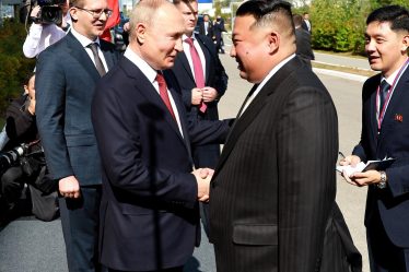 Le dictateur est devenu le nouveau meilleur ami de Poutine. Lorsqu'ils se saluèrent, le sourire se durcit. - 18