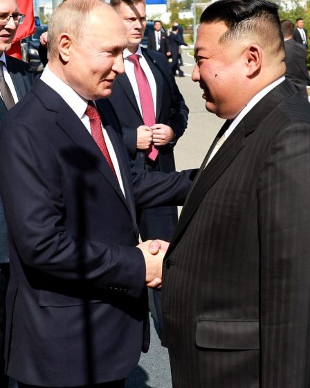 Le dictateur est devenu le nouveau meilleur ami de Poutine. Lorsqu'ils se saluèrent, le sourire se durcit. - 7