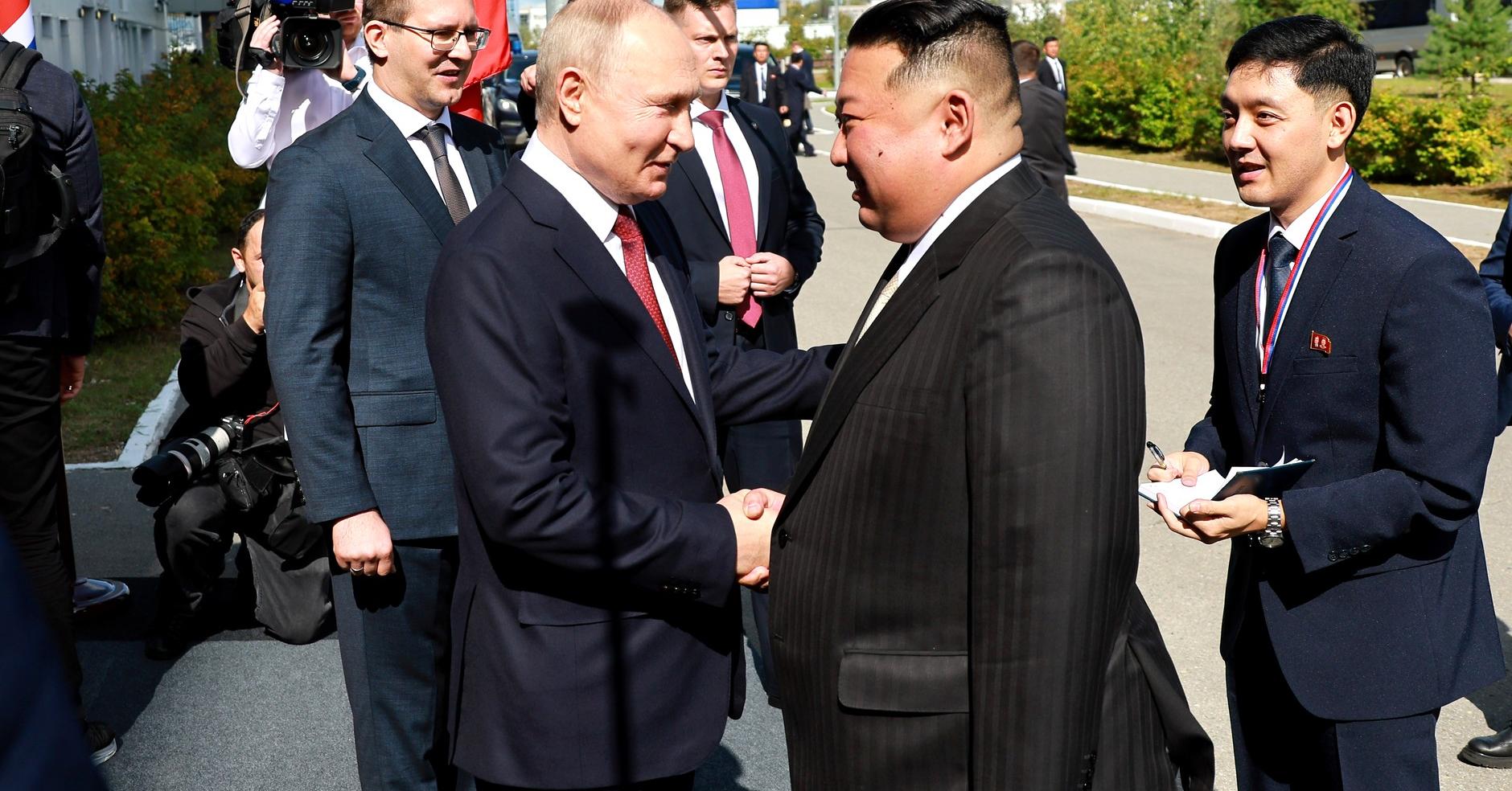Le dictateur est devenu le nouveau meilleur ami de Poutine. Lorsqu'ils se saluèrent, le sourire se durcit. 4 Le dictateur est devenu le nouveau meilleur ami de Poutine. Lorsqu'ils se saluèrent, le sourire se durcit. - 3
