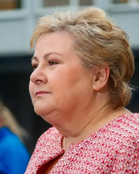 Solberg tient une conférence de presse sur les échanges d'actions de l'homme 11 Solberg tient une conférence de presse sur les échanges d'actions de l'homme - 10