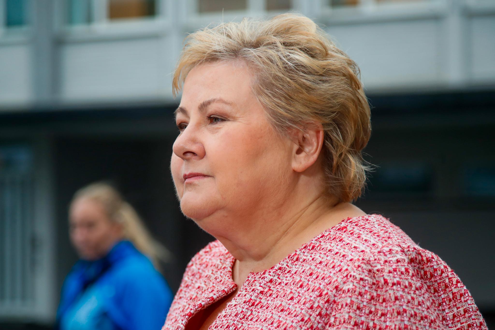 Solberg tient une conférence de presse sur les échanges d'actions de l'homme 4 Solberg tient une conférence de presse sur les échanges d'actions de l'homme - 3