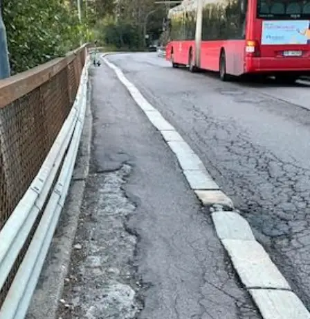 Le trottoir est dangereux 2 Le trottoir est dangereux - 1