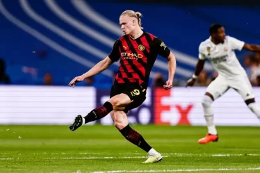 Le chef du Real Madrid fait remarquer à Kylian Mbappe son refus de transférer à la star de Manchester City, Erling Haaland - 16