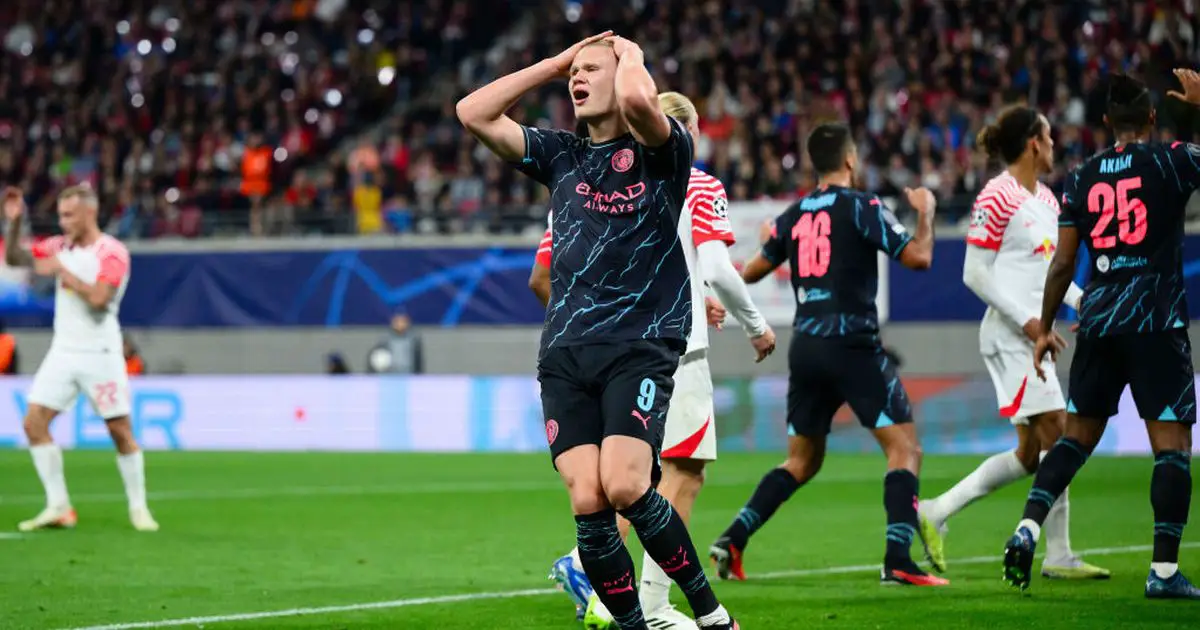 Les coéquipiers de Man City viennent en aide à Erling Haaland 4 Les coéquipiers de Man City viennent en aide à Erling Haaland - 3
