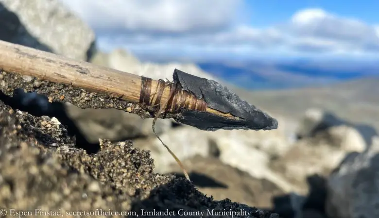 La fonte de la glace glaciaire en Norvège révèle une flèche intacte datant de l'âge du bronze 20 La fonte de la glace glaciaire en Norvège révèle une flèche intacte datant de l'âge du bronze - 19
