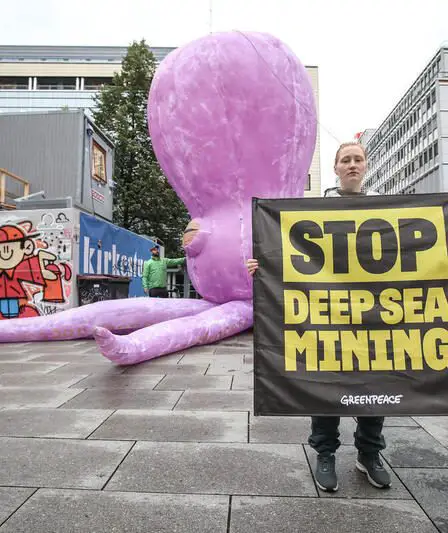 Greenpeace confronte le premier ministre norvégien à une pieuvre géante - 1