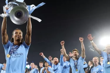 Le titre en français: "Man City brise le record de Manchester United et réalise les meilleures recettes de l'histoire de la Premier League" - 20