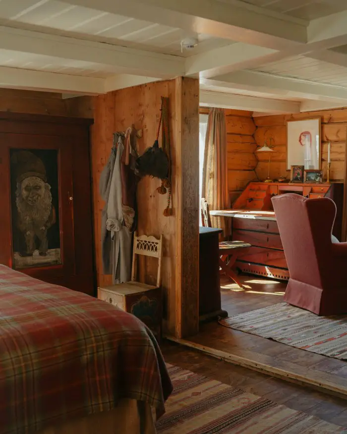 Chez les Flakks, dans les fjords de l'ouest de la Norvège 34 Plancher en pin décapé et tapis vintage dans la chambre principale