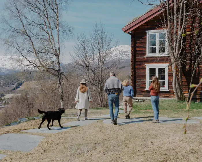 Chez les Flakks, dans les fjords de l'ouest de la Norvège 35 La famille Flakk devant la maison principale