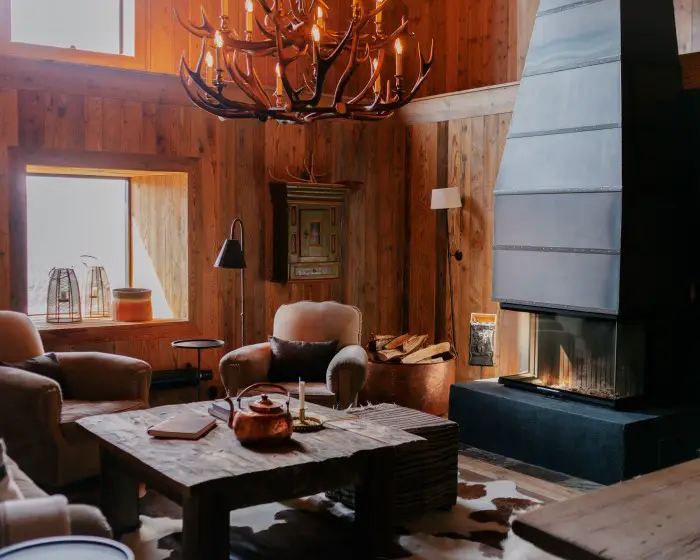 Chez les Flakks, dans les fjords de l'ouest de la Norvège 36 Le salon de la grange est doté d'une cheminée dont les ferronneries ont été réalisées par un forgeron local.