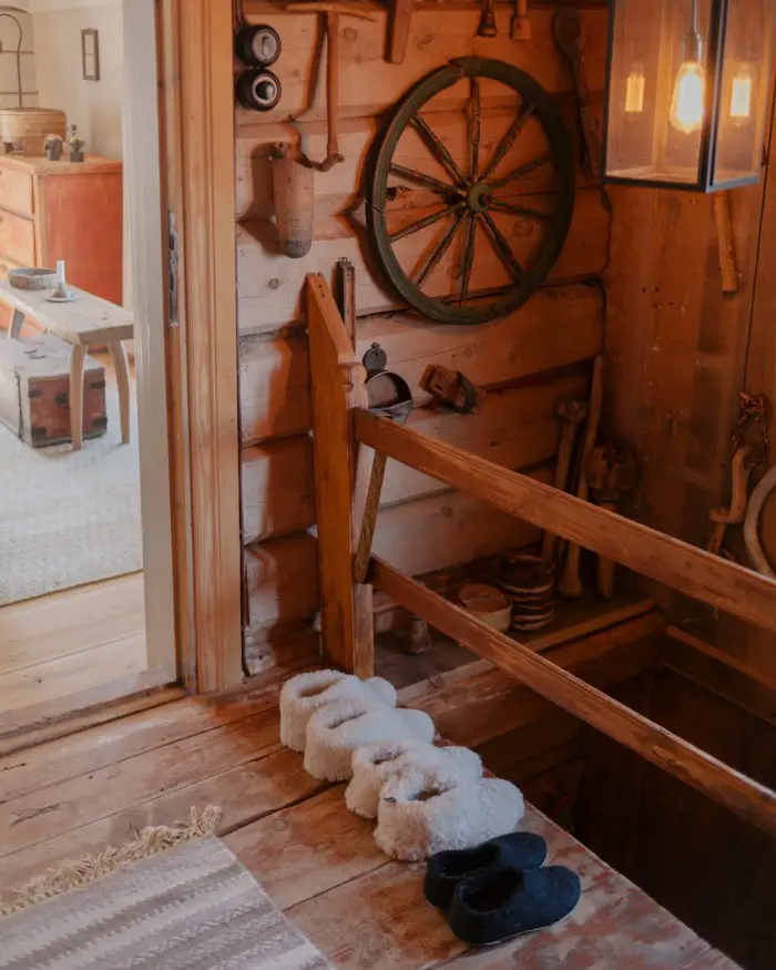 Chez les Flakks, dans les fjords de l'ouest de la Norvège 39 Un luminaire Tekna est suspendu au-dessus de l'escalier.