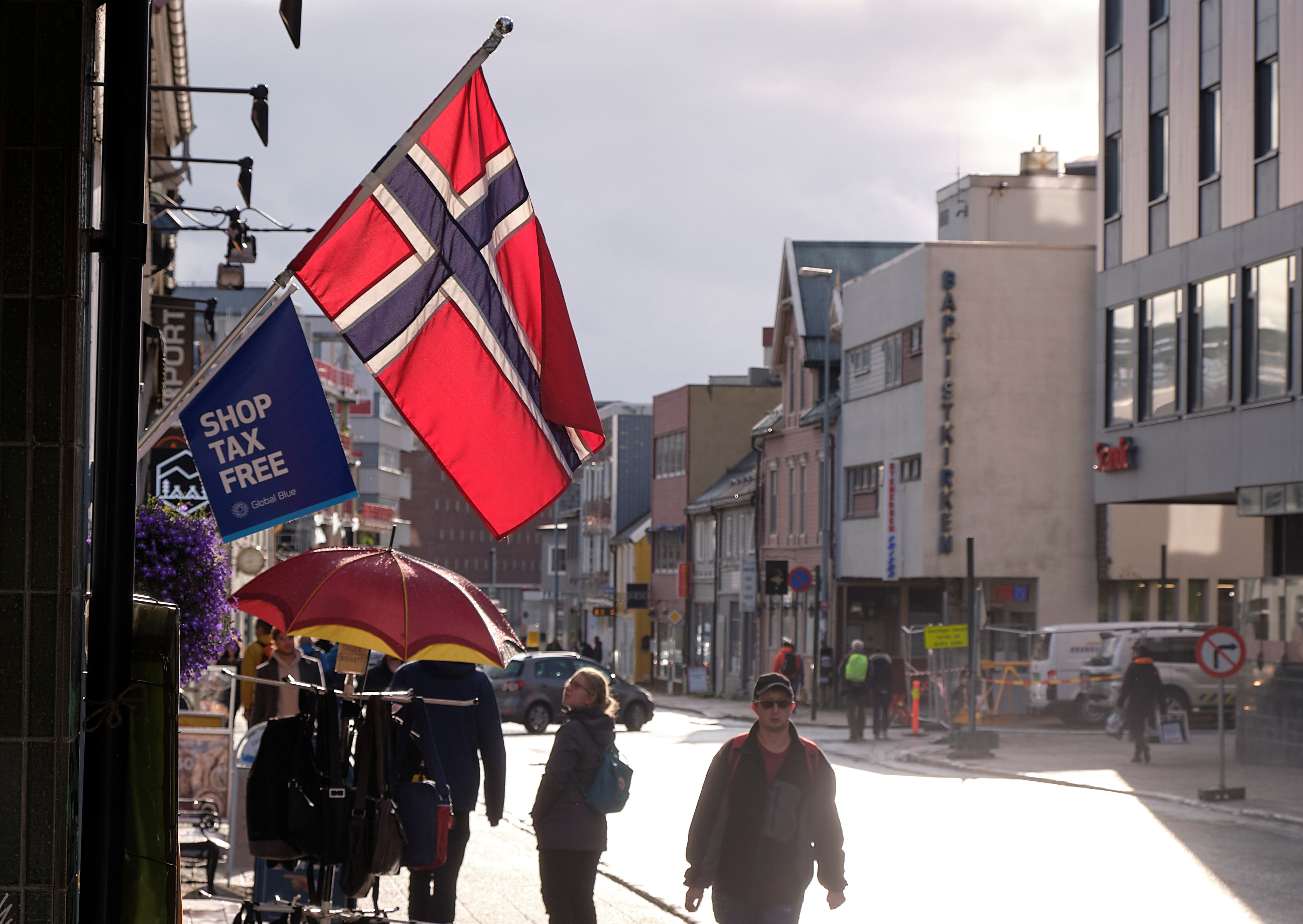 Les États-Unis ouvrent le poste diplomatique le plus septentrional dans l'Arctique norvégien 9 Un drapeau norvégien flotte au-dessus d'un magasin à Tromso.