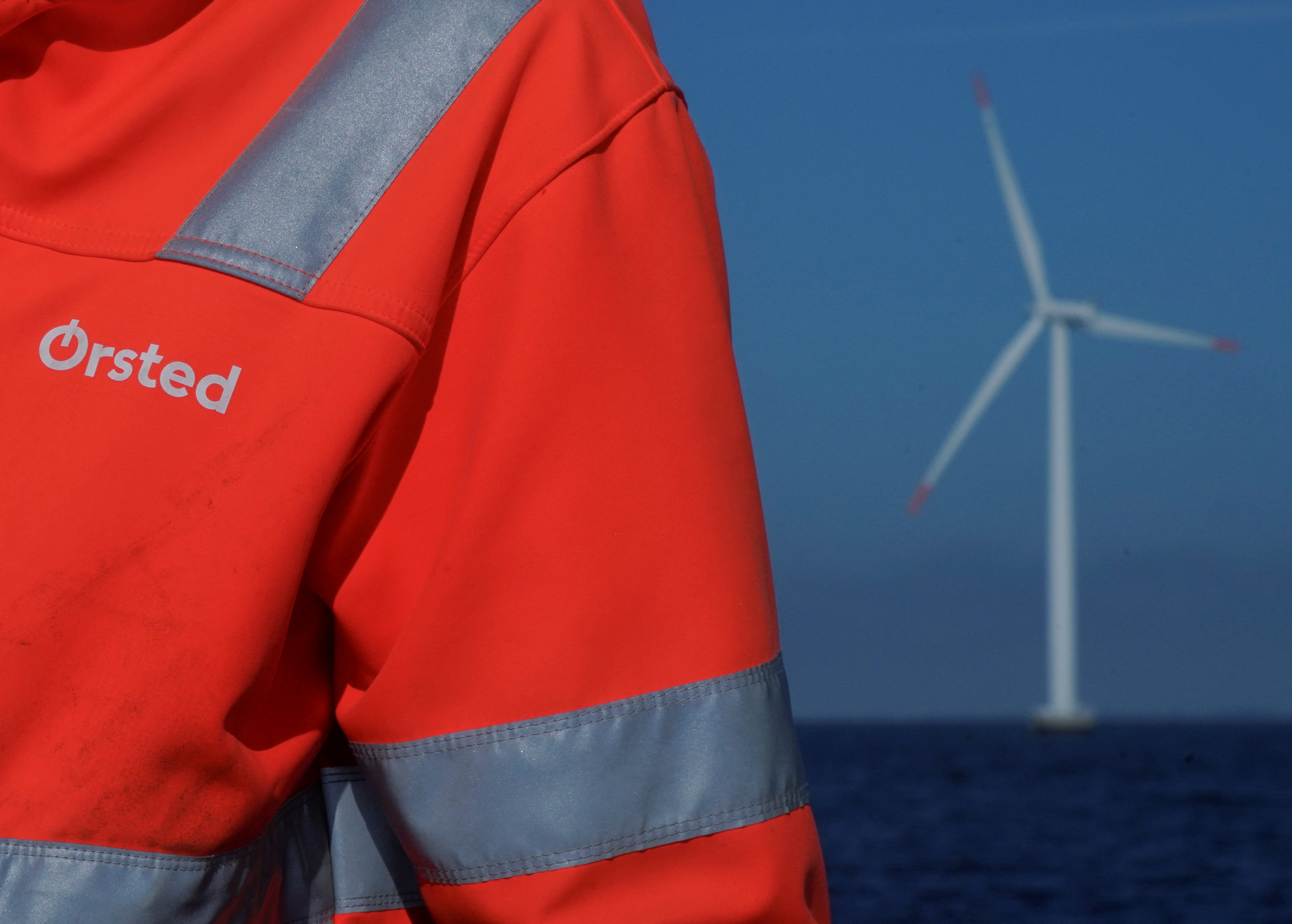 Le logo d'Orsted est visible sur la veste d'un employé du parc éolien offshore d'Orsted près de Nysted.