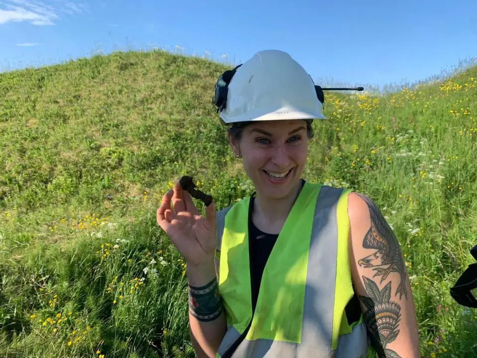 Un énorme tumulus en Norvège a déconcerté les archéologues. Ils savent maintenant ce qu'il contient 15 L'archéologue Hanne Brynn tient le rivet du navire. Photo de Geir Grønnesby via le musée de l'université norvégienne des sciences et technologies