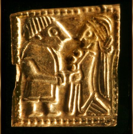 De mystérieuses figurines en feuille d'or découvertes en Norvège 2 De mystérieuses figurines en feuille d'or découvertes en Norvège - 1