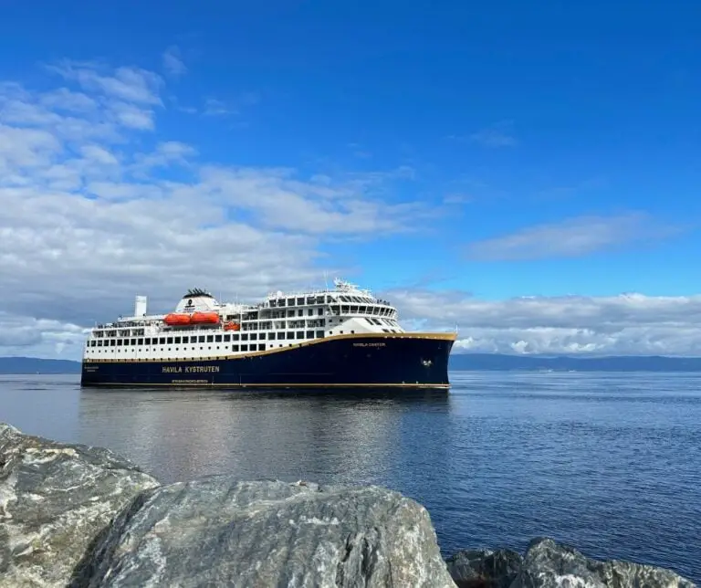 Ports côtiers de Norvège en ferry : L'itinéraire complet de 12 jours expliqué 52 Ferry côtier Havila arrivant à Trondheim. Photo : David Nikel : David Nikel.