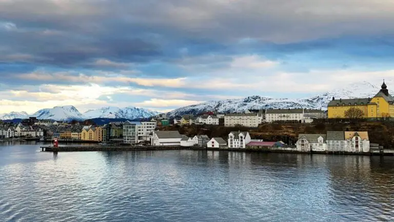 Vue d'Ålesund depuis le ferry côtier Havila. Photo : David Nikel.