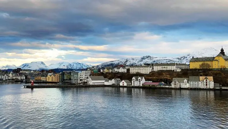Ports côtiers de Norvège en ferry : L'itinéraire complet de 12 jours expliqué 56 Vue d'Ålesund depuis le ferry côtier Havila. Photo : David Nikel.